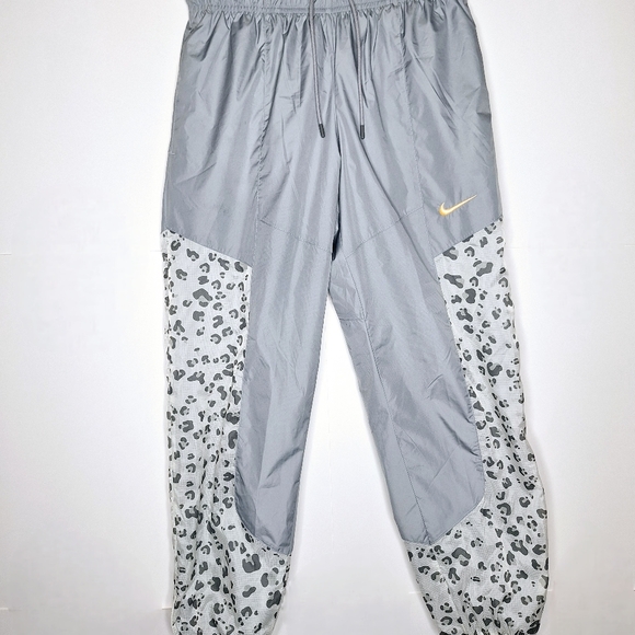 Nike brand "The Snow Leapard in a Jogger".Parachute Joggers size small. - Picture 1 of 10